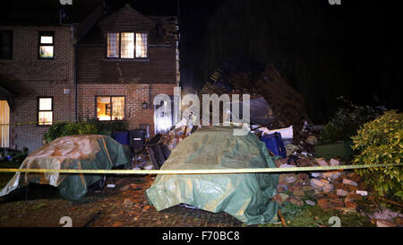 Woburn grün, High Wycombe, England. 22. November 2015. Feuerwehr rettete einen verletzten Mann nach einer Explosion in einem Haus in Wooburn Green. Es geschah im alten wässrig Lane, in einem Ende der Terrasse Haus, früher an diesem Abend. Böcke und Milton Keynes Feuer und Rettung Service sagte, eine Frau, die auch verletzt, veröffentlicht wurde, bevor Feuer Besatzungen kamen. Zwei Geräte und Besatzungen von Beaconsfield, besuchte eine von High Wycombe und eine aus Maidenhead, zusammen mit zwei Urban Search and Rescue Fahrzeuge und der Incident Command Unit von Aylesbury. Bildnachweis: Uknip/Alamy Live-Nachrichten Stockfoto