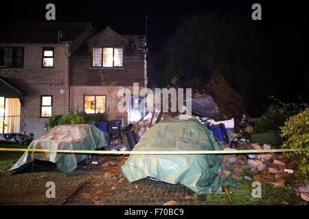 Woburn grün, High Wycombe, England. 22. November 2015. Feuerwehr rettete einen verletzten Mann nach einer Explosion in einem Haus in Wooburn Green. Es geschah im alten wässrig Lane, in einem Ende der Terrasse Haus, früher an diesem Abend. Böcke und Milton Keynes Feuer und Rettung Service sagte, eine Frau, die auch verletzt, veröffentlicht wurde, bevor Feuer Besatzungen kamen. Zwei Geräte und Besatzungen von Beaconsfield, besuchte eine von High Wycombe und eine aus Maidenhead, zusammen mit zwei Urban Search and Rescue Fahrzeuge und der Incident Command Unit von Aylesbury. Bildnachweis: Uknip/Alamy Live-Nachrichten Stockfoto