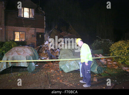 Woburn grün, High Wycombe, England. 22. November 2015. Feuerwehr rettete einen verletzten Mann nach einer Explosion in einem Haus in Wooburn Green. Es geschah im alten wässrig Lane, in einem Ende der Terrasse Haus, früher an diesem Abend. Böcke und Milton Keynes Feuer und Rettung Service sagte, eine Frau, die auch verletzt, veröffentlicht wurde, bevor Feuer Besatzungen kamen. Zwei Geräte und Besatzungen von Beaconsfield, besuchte eine von High Wycombe und eine aus Maidenhead, zusammen mit zwei Urban Search and Rescue Fahrzeuge und der Incident Command Unit von Aylesbury. Bildnachweis: Uknip/Alamy Live-Nachrichten Stockfoto