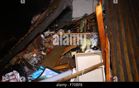 Woburn grün, High Wycombe, England. 22. November 2015. Feuerwehr rettete einen verletzten Mann nach einer Explosion in einem Haus in Wooburn Green. Es geschah im alten wässrig Lane, in einem Ende der Terrasse Haus, früher an diesem Abend. Böcke und Milton Keynes Feuer und Rettung Service sagte, eine Frau, die auch verletzt, veröffentlicht wurde, bevor Feuer Besatzungen kamen. Zwei Geräte und Besatzungen von Beaconsfield, besuchte eine von High Wycombe und eine aus Maidenhead, zusammen mit zwei Urban Search and Rescue Fahrzeuge und der Incident Command Unit von Aylesbury. Bildnachweis: Uknip/Alamy Live-Nachrichten Stockfoto