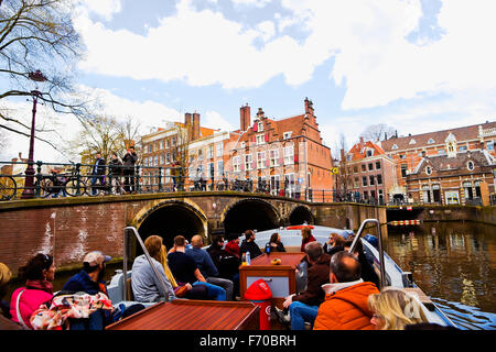 Bild von einem Kanalboot geladen mit Touristen in Amsterdam Stockfoto