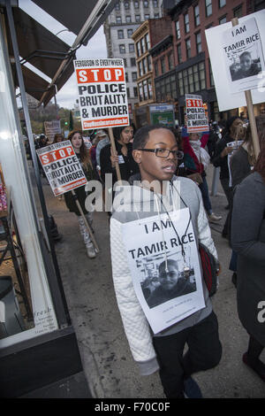 New York, USA. 22. November 2015. Kinder März mehr Aufmerksamkeit Polizei schießen von Kindern über 1 Jahr-Jubiläum der Tötung durch die Polizei der 12 Jahre alte Tamir Rice in Cleveland, Ohio bringen. Er hatte eine Spielzeugpistole. Polizei haben nicht noch mit etwas ein Jahr nach dem Vorfall angeklagt worden. Bildnachweis: David Grossman/Alamy Live-Nachrichten Stockfoto