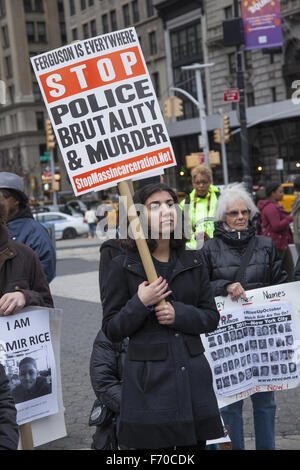 New York, USA. 22. November 2015. Kinder März mehr Aufmerksamkeit Polizei schießen von Kindern über 1 Jahr-Jubiläum der Tötung durch die Polizei der 12 Jahre alte Tamir Rice in Cleveland, Ohio bringen. Er hatte eine Spielzeugpistole. Polizei haben nicht noch mit etwas ein Jahr nach dem Vorfall angeklagt worden. Bildnachweis: David Grossman/Alamy Live-Nachrichten Stockfoto