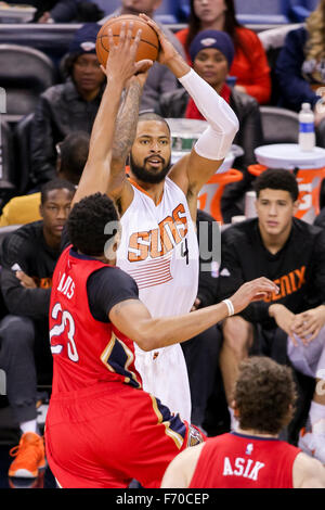 New Orleans, Louisiana, USA. 22. November 2015. Phoenix Suns center Tyson Chandler (4) schießt gegen New Orleans Pelikane vorwärts Anthony Davis (23) während ein NBA-Basketball-Spiel zwischen den New Orleans Pelikane und die Phoenix Suns im Smoothie King Center in New Orleans, Louisiana Stephen Lew/CSM/Alamy Live-Nachrichten Stockfoto