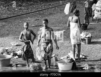 Gabu, Guinea-Bissau - 2. April 2014: afrikanische Frauen Bad nehmen und Wäsche am Fluss in ländlichen Guinea-Bissau Stockfoto