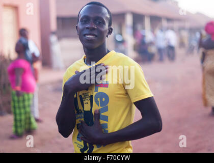 Gabu, Guinea-Bissau - 9. April 2014: Porträt eines afrikanischen jungen Mannes. Tägliche Szenen aus ländlichen Guinea-Bissau Stockfoto