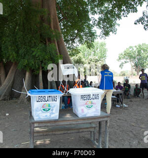 Gabu, Guinea-Bissau - 13. April 2014: Wahllokal, Wahlurnen und internationale Wahlbeobachter in ländlichen Guinea-Bissau d Stockfoto