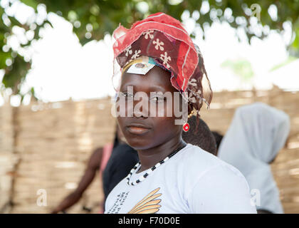 Gabu, Guinea-Bissau - 15. Mai 2014: Porträt eines unbekannten schönen afrikanischen Mädchen. Tägliche Szenen aus ländlichen Guinea-Bissau Stockfoto