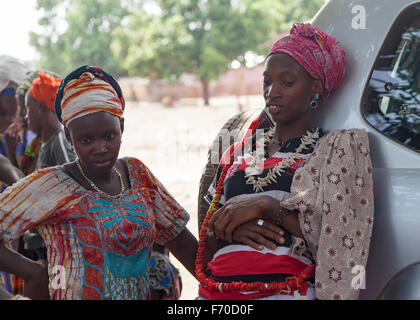 Gabu, Guinea-Bissau - 15. Mai 2014: Porträt eines unbekannten schönen afrikanischen Mädchen. Tägliche Szenen aus ländlichen Guinea-Bissau Stockfoto