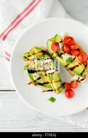 Sandwich mit Avocado und Tomaten, Essen-Draufsicht Stockfoto