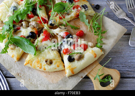 frische Pizza mit Pilzen, close-up Essen Stockfoto