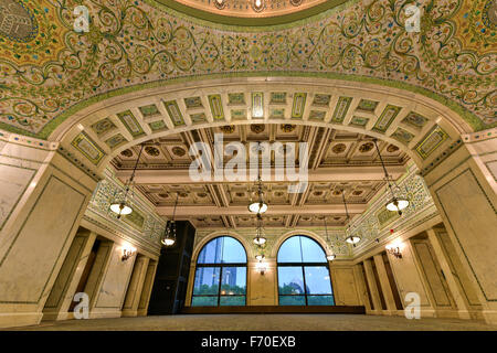 Chicago - 8. September 2015: Weltweit größte Tiffany Kuppel Glasdecke im Cultural Center in Chicago, Illinois. Stockfoto