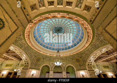 Chicago - 8. September 2015: Weltweit größte Tiffany Kuppel Glasdecke im Cultural Center in Chicago, Illinois. Stockfoto