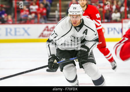 Raleigh, North Carolina, USA. 22. November 2015. Los Angeles Kings center Jeff Carter (77) während der NHL-Spiel zwischen den Los Angeles Kings und die Carolina Hurricanes in der PNC-Arena. Bildnachweis: Andy Martin Jr./ZUMA Draht/Alamy Live-Nachrichten Stockfoto