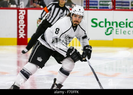 Raleigh, North Carolina, USA. 22. November 2015. Los Angeles Kings Verteidiger Drew Doughty (8) während der NHL-Spiel zwischen den Los Angeles Kings und die Carolina Hurricanes in der PNC-Arena. Bildnachweis: Andy Martin Jr./ZUMA Draht/Alamy Live-Nachrichten Stockfoto