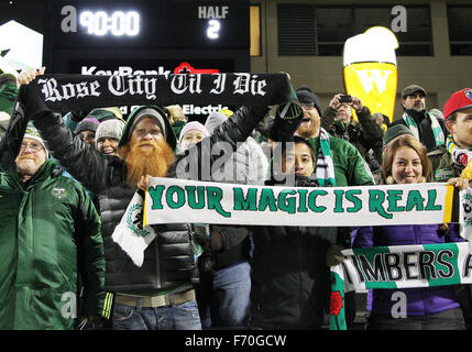 Providence Park, Portland, OR, USA. 22. November 2015. Portland-Fans feiern den Hölzer 3-1 MLS Playoff-Sieg über FC Dallas in Providence Park, Portland, OR besuchen. Larry C. Lawson/CSM/Alamy Live-Nachrichten Stockfoto