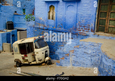 Auto-Rikscha vor blauen Haus, Jodhpur, Rajasthan, Indien, Asien Stockfoto