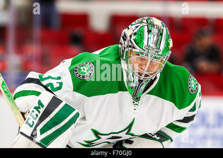 Raleigh, North Carolina, USA. 6. November 2015. Dallas Stars Torhüter Kari Lehtonen (32) während des NHL-Spiels zwischen den Dallas Stars und die Carolina Hurricanes in der PNC-Arena. © Andy Martin Jr./ZUMA Draht/Alamy Live-Nachrichten Stockfoto