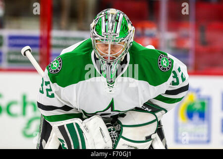 Raleigh, North Carolina, USA. 6. November 2015. Dallas Stars Torhüter Kari Lehtonen (32) während des NHL-Spiels zwischen den Dallas Stars und die Carolina Hurricanes in der PNC-Arena. © Andy Martin Jr./ZUMA Draht/Alamy Live-Nachrichten Stockfoto