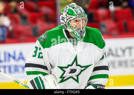6. November 2015 - Raleigh, North Carolina, USA - Dallas Stars Torhüter Kari Lehtonen (32) während des NHL-Spiels zwischen den Dallas Stars und die Carolina Hurricanes in der PNC-Arena. (Kredit-Bild: © Andy Martin Jr. über ZUMA Draht) Stockfoto