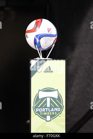 Providence Park, Portland, OR, USA. 22. November 2015. Den offiziellen Spielball der 2015 MLS Playoff-Spiel zwischen FC Dallas und die Portland Timbers in Providence Park, Portland, OR besuchen. Larry C. Lawson/CSM/Alamy Live-Nachrichten Stockfoto