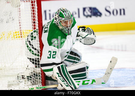 6. November 2015 - Raleigh, North Carolina, USA - Dallas Stars Torhüter Kari Lehtonen (32) während des NHL-Spiels zwischen den Dallas Stars und die Carolina Hurricanes in der PNC-Arena. (Kredit-Bild: © Andy Martin Jr. über ZUMA Draht) Stockfoto