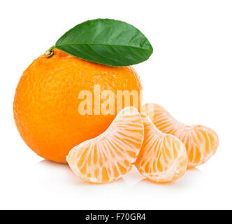 Reifen Mandarine mit Blatt-close-up auf einem weißen Hintergrund. Tangerine orange mit Blatt auf einem weißen Hintergrund. Stockfoto