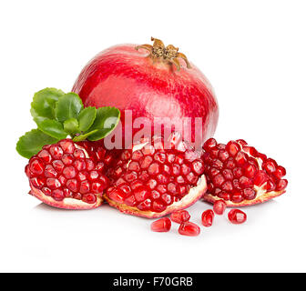 Reife Granatäpfel mit Blätter Nahaufnahme auf weißem Hintergrund. Stockfoto