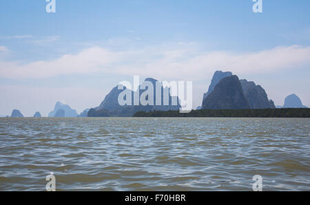 Große Felsen im Wasser bei Phang-Nga Stockfoto