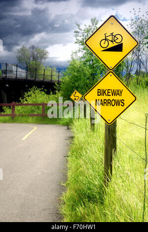 Radweg verengt sich auf Radweg in Kalispell, Montana Stockfoto