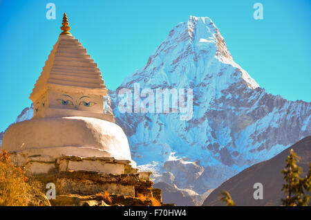 Landschaft aus der Khumbu-Region in Nepal, Heimat der Sherpas und beliebt für den Everest Base Camp Trek. Stockfoto
