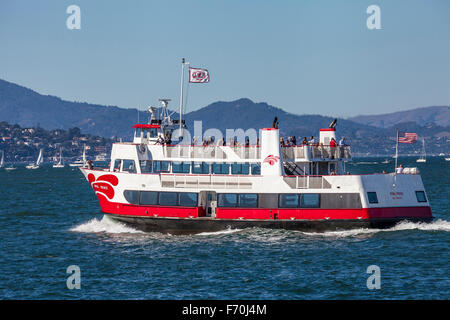 Die roten und weißen Fähre transportieren Passagiere über die Bucht von San Francisco, San Francisco, Kalifornien, USA Stockfoto