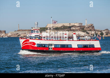 Die roten und weißen Fähre transportieren Passagiere über die Bucht von San Francisco, San Francisco, Kalifornien, USA Stockfoto