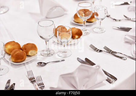 Schuss auf ein elegantes Restauranttisch Besteck-detail Stockfoto