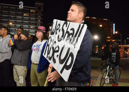 Dallas, Texas, USA. 22. November 2015. LGBT-Demonstrant im Polizeipräsidium in Dallas mit Schild. Bildnachweis: Brian T. Humek/Alamy Live-Nachrichten Stockfoto