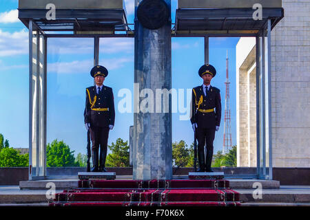 Uniformierte militärische Wachen in Kirgistan Zentrales Asien. Ständige Aufmerksamkeit mit Gewehren. Stockfoto