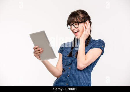 Porträt einer lachenden jungen Frau mit Tablet-Computer auf einem weißen Hintergrund isoliert Stockfoto