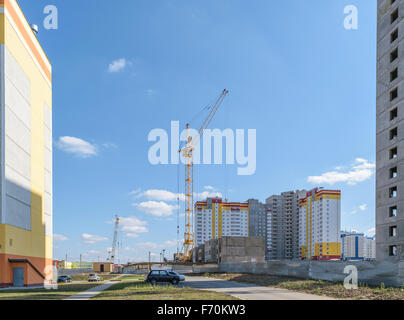 Turmdrehkran auf der Baustelle eines neuen mehrstöckigen Panel-Hauses Stockfoto