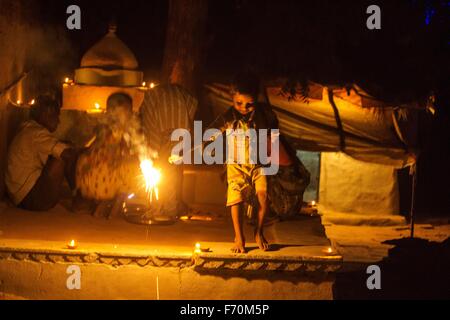 Chitrakut Dham Karwi, Indien. 22. November 2015. Eine Familie feiert Ekadashi Festival (11. Tag von Diwali) platzen Cracker und Diyas (irdenen Lampen) aufleuchten. Dalits sollten nicht mit anderen im alten Indien feiern, aber durch die Verfassung sind sie nun gleichberechtigt. © Akshay Gupta/Pacific Press/Alamy Live-Nachrichten Stockfoto