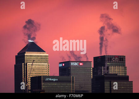 London, UK. 23. November 2015. UK-Wetter: kalter Luft bringt dramatische Morgen Licht Sonnenaufgang über Canary Wharf Park Geschäftshäuser Credit: Guy Corbishley/Alamy Live News Stockfoto