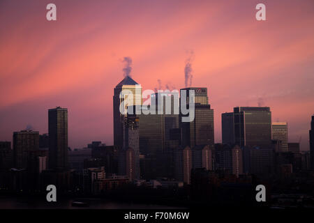 London, UK. 23. November 2015. UK-Wetter: kalter Luft bringt dramatische Morgen Licht Sonnenaufgang über Canary Wharf Park Geschäftshäuser Credit: Guy Corbishley/Alamy Live News Stockfoto