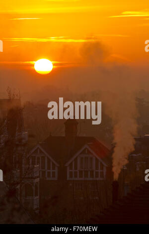 Wimbledon London, UK. 23. November 2015. Ein bunte Sonnenaufgang an einem kalten Morgen in Wimbledon als Temperaturen unter dem Gefrierpunkt weiter Kredit: Amer Ghazzal/Alamy Live-Nachrichten Stockfoto