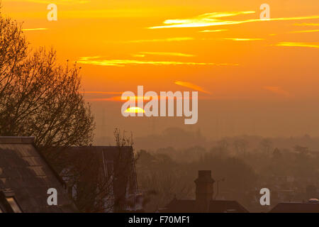 Wimbledon London, UK. 23. November 2015. Ein bunte Sonnenaufgang an einem kalten Morgen in Wimbledon als Temperaturen unter dem Gefrierpunkt weiter Kredit: Amer Ghazzal/Alamy Live-Nachrichten Stockfoto