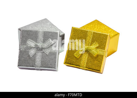 Goldene und silberne Geschenkbox mit goldenen Band auf weißem Hintergrund Stockfoto
