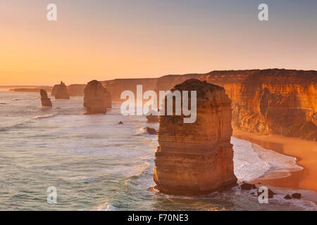 Die zwölf Apostel entlang der Great Ocean Road, Victoria, Australien. Am Sonnenuntergang fotografiert. Stockfoto