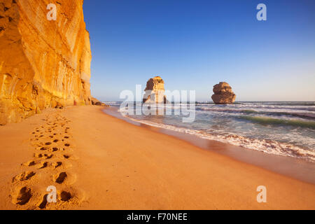 Spuren am Strand von den zwölf Aposteln entlang der Great Ocean Road, Victoria, Australien. Am Sonnenuntergang fotografiert. Stockfoto