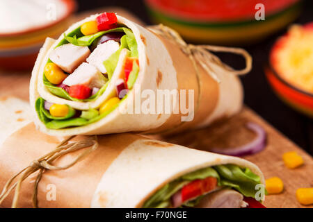 Gesunde Hähnchen wraps auf ein rustikales Schneidebrett. Stockfoto