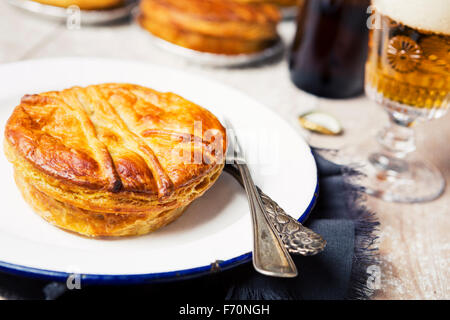 Eine hausgemachte Fleischpastete und Bier auf einem rustikalen Tisch. Stockfoto