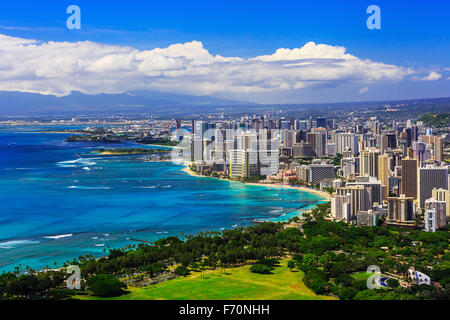 Skyline von Honolulu, Hawaii und der näheren Umgebung, einschließlich der Hotels und Gebäude am Strand von Waikiki Stockfoto