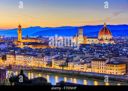 Die Kathedrale und die Kuppel von Brunelleschi bei Sonnenuntergang. Florenz, Italien Stockfoto